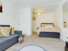 Fabulous Quiet Chelmsford Apartment - Free Parking